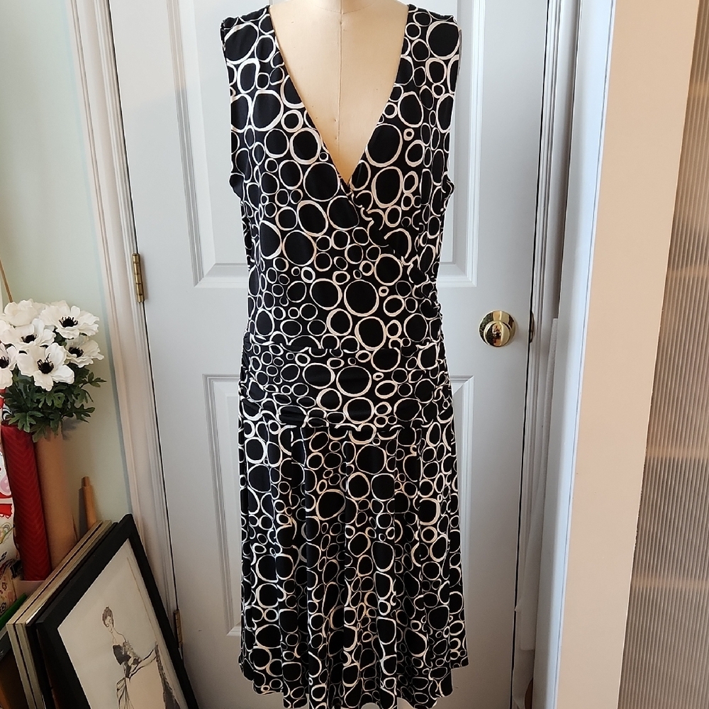 Elegant Black and White Circle Pattern Dress